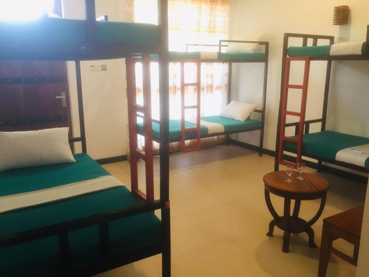 One More Night Hostel Σιγκιρίγια Δωμάτιο φωτογραφία