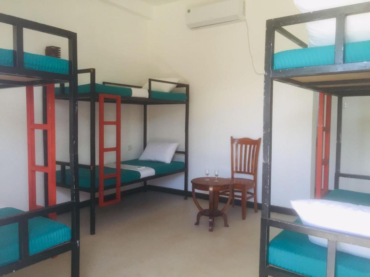 One More Night Hostel Σιγκιρίγια Δωμάτιο φωτογραφία